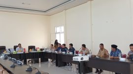 Ketua DPRD Banggai Laut Patwan Kuba saat Rapat Dengar Pendapat (RDP) persoalan pasokan listrik di Kecamatan Labobo (Foto:Nomo/KabarBenggawi)