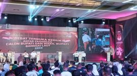 Ketua KPU Banggai Laut Syahrudin M. Tintis saat sambutan pada debat putaran kedua yang digelar di Swiss Bell Hotel Palu, Selasa 12 November 2024 (Foto: Nomo/KabarBenggawi)