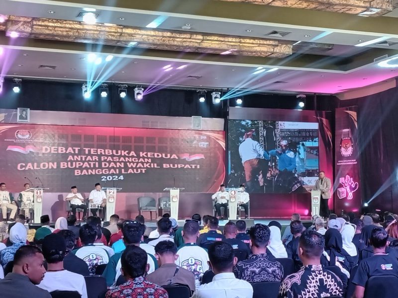 Ketua KPU Banggai Laut Syahrudin M. Tintis saat sambutan pada debat putaran kedua yang digelar di Swiss Bell Hotel Palu, Selasa 12 November 2024 (Foto: Nomo/KabarBenggawi)