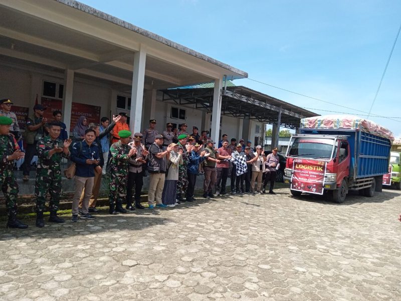 Pelepasan Logistik Pilkada Banggai Laut tahun 2024 (Foto : Nomo/KabarBenggawi)