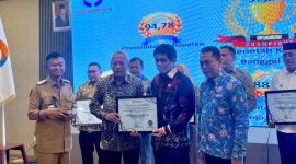 Bupati Sofyan Kaepa menerima penghargaan dari Ombudsman Sulteng, penghargaan itu diberikan karena Banggai Laut meraih peringkat pertama pada penilaian kepatuhan penyelenggaraan pelayanan publik oleh Ombudsman (Ist)