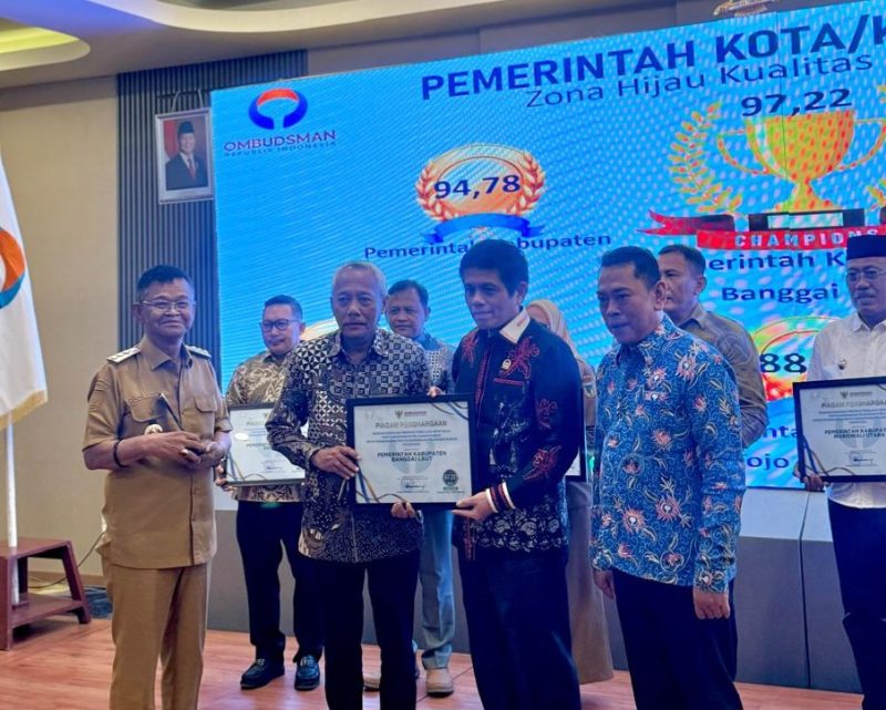 Bupati Sofyan Kaepa menerima penghargaan dari Ombudsman Sulteng, penghargaan itu diberikan karena Banggai Laut meraih peringkat pertama pada penilaian kepatuhan penyelenggaraan pelayanan publik oleh Ombudsman (Ist)