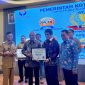 Bupati Sofyan Kaepa menerima penghargaan dari Ombudsman Sulteng, penghargaan itu diberikan karena Banggai Laut meraih peringkat pertama pada penilaian kepatuhan penyelenggaraan pelayanan publik oleh Ombudsman (Ist)