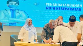 Bupati Sofyan Kaepa saat menandatangani nota kesepakatan bersama sejumlah rumah sakit (Ist)
