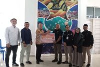 Prosesi penyerahan sisa anggaran dana hibah Pilkada 2024 (Foto: Nomo/KabarBenggawi)