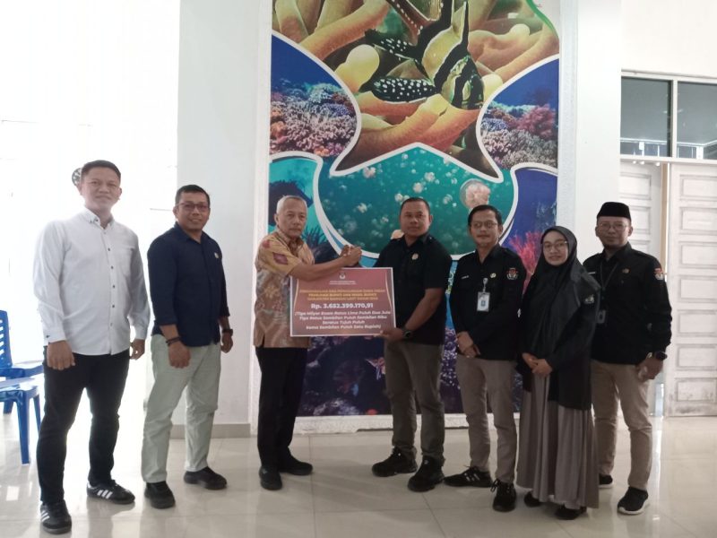 Prosesi penyerahan sisa anggaran dana hibah Pilkada 2024 (Foto: Nomo/KabarBenggawi)