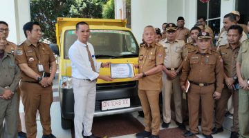 Bupati Sofyan Terima Bantuan CSR Bank Sulteng Satu Mobil Sampah