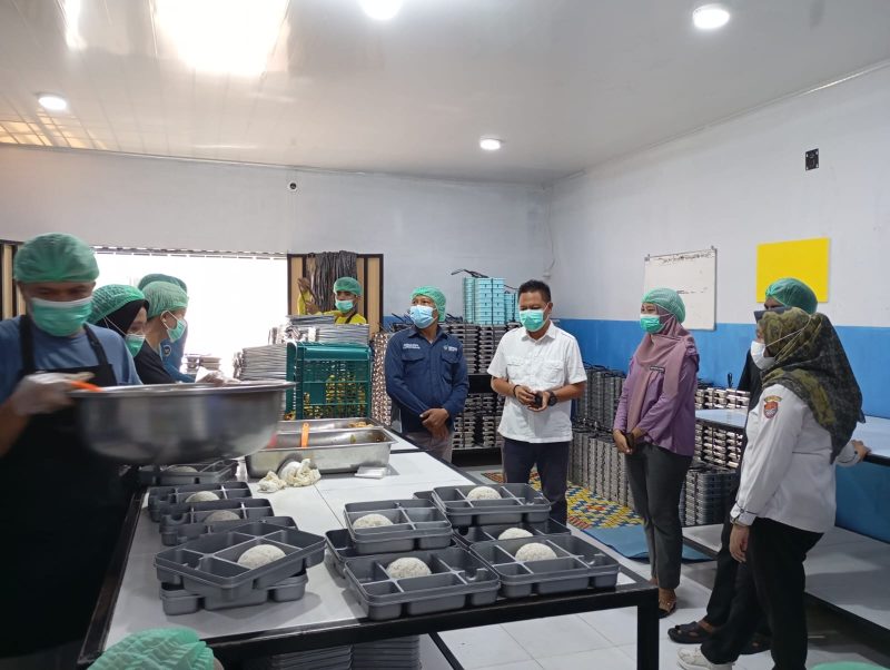 Pemeriksaan dapur Makanan Bergizi Gratis oleh kadis dinkes bersama dokter. (Foto ist) 