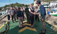 Bupati Sofyan Kaepa Pimpin Satgas Mudik, Pantau Langsung Arus Penumpang di Pelabuhan.