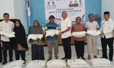 Bupati Sofyan Kaepa Salurkan 6 Ton Beras Untuk 212 Keluarga di Desa Adean