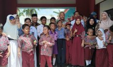 Bupati Sofyan Kaepa Salurkan Bantuan ke SLB Negeri Adean, Siap Bantu Penyelesaian Status Lahan