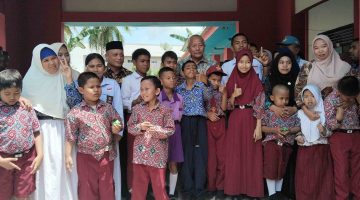 Bupati Sofyan Kaepa Salurkan Bantuan ke SLB Negeri Adean, Siap Bantu Penyelesaian Status Lahan